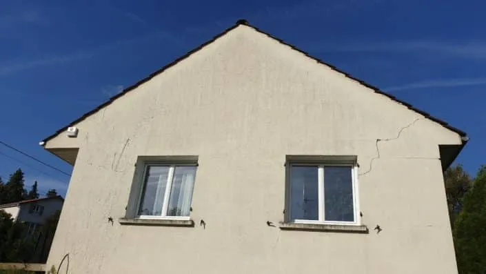 Fissures en escalier grave affaissement fondations