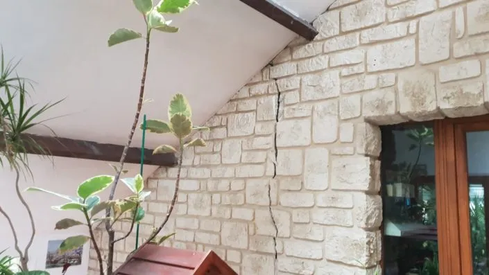 où les fissures apparaissent elles ? identifier les fissures sur les murs et les façades