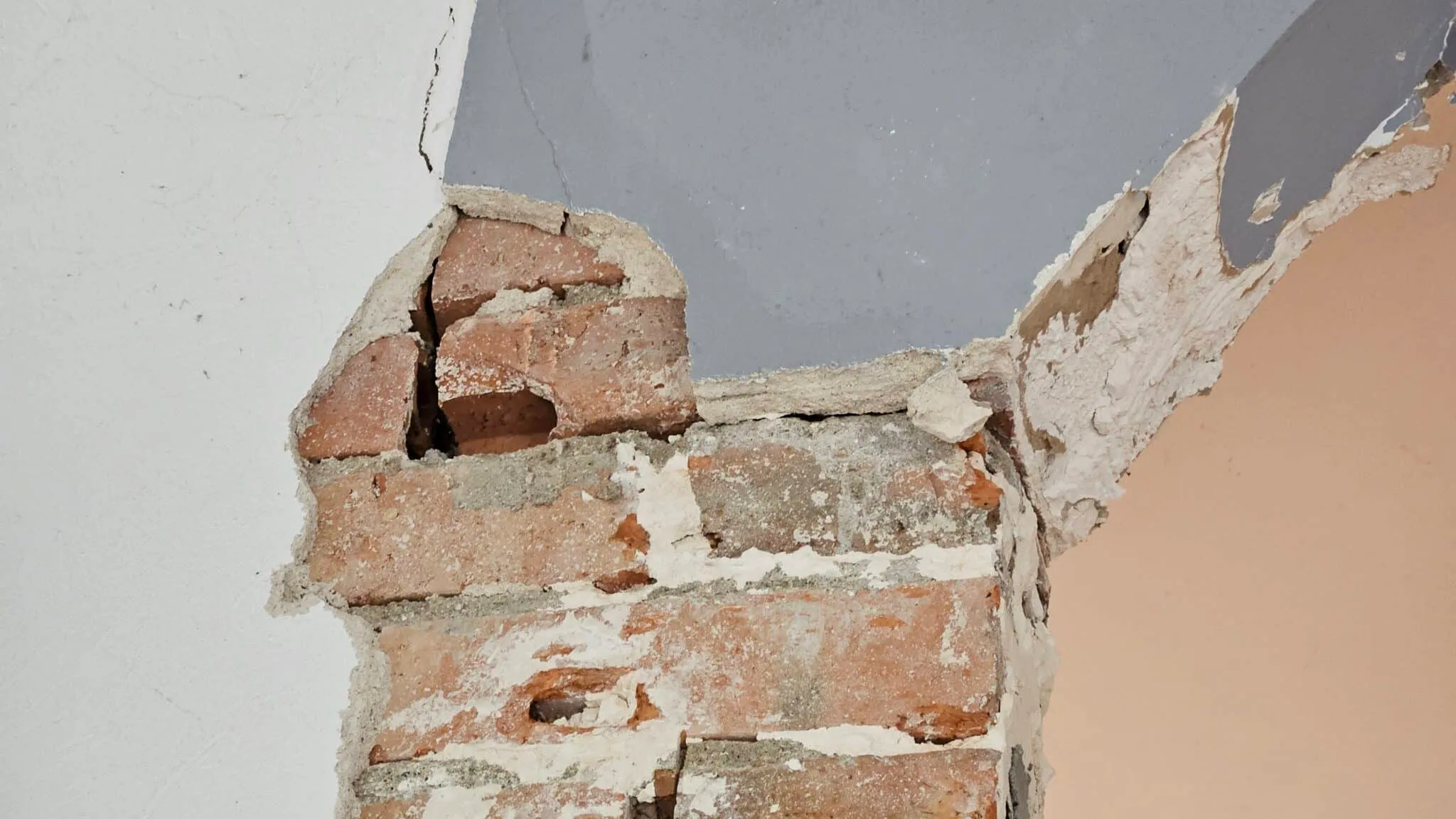 Fissures sur une maison causées par les arbres et le retrait-gonflement des argiles