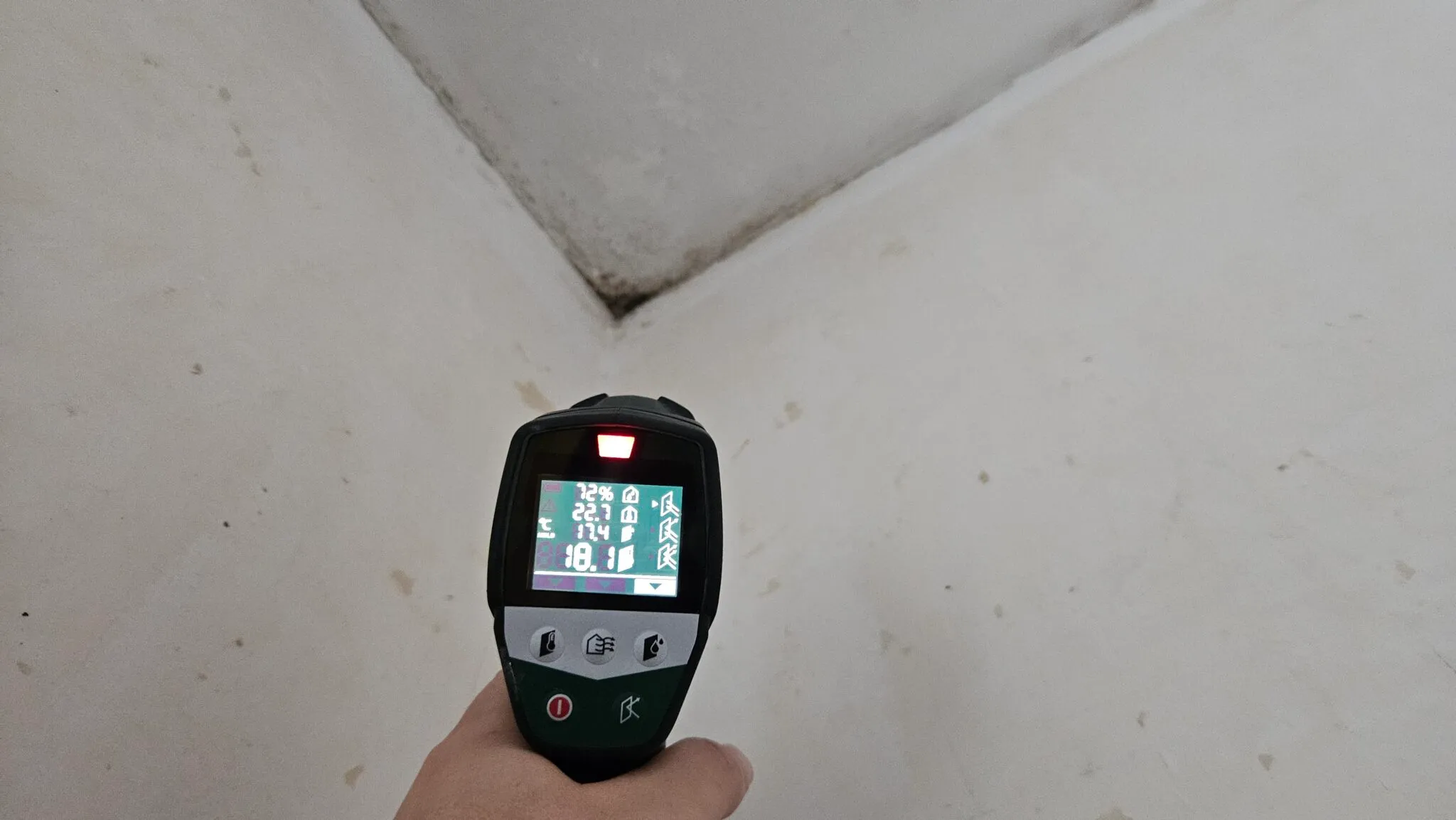 moisissures angles intérieurs de murs