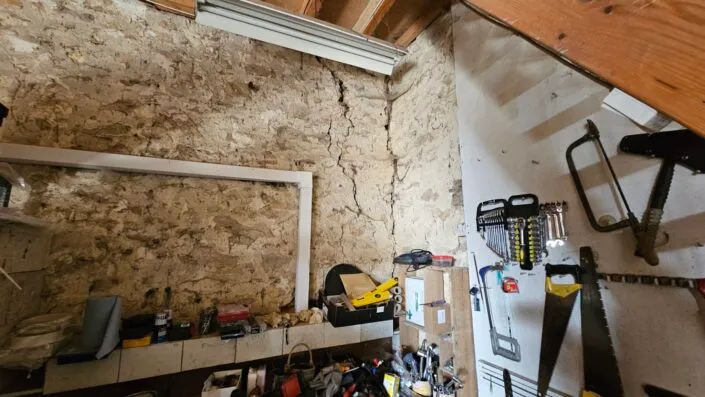 fissure verticale avec décollement du mur de la grange à Beaune 21