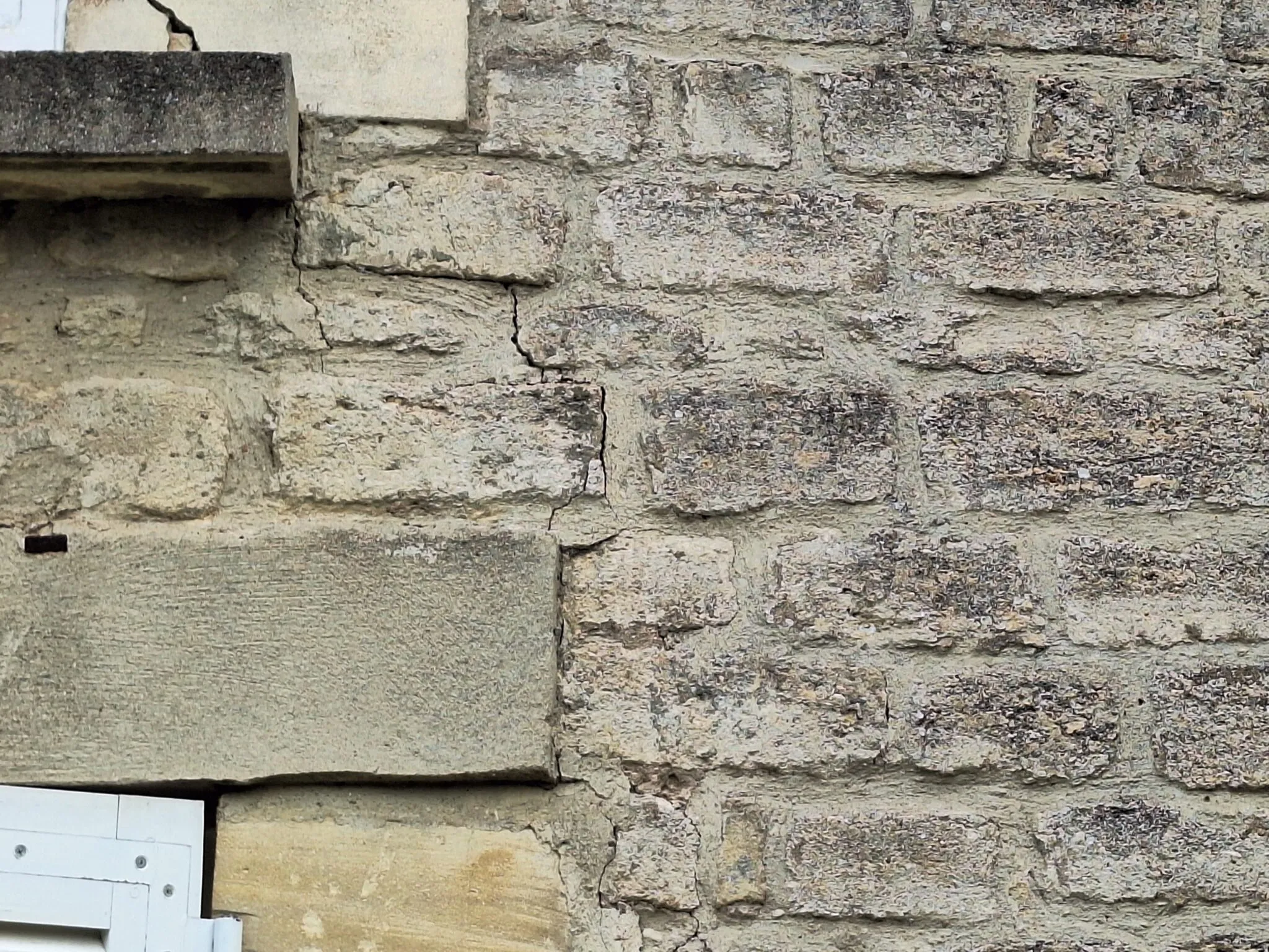 Expertise fissure maison ancienne en pierres Brest flexion linteau