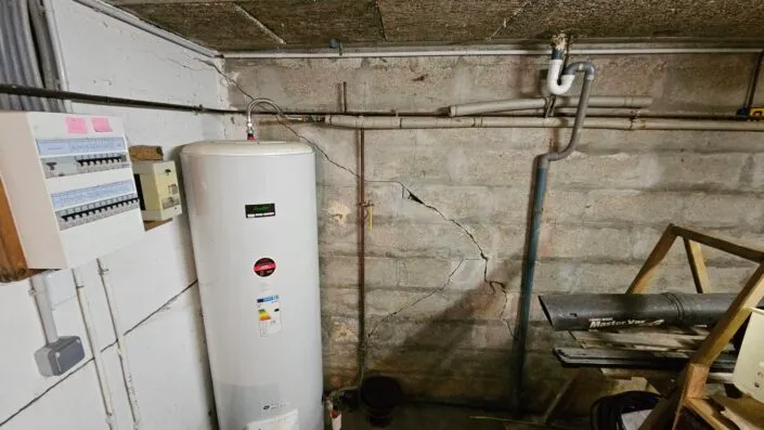 Fissure grave horizontale et en escalier pression hydrostatique sous-sol maison