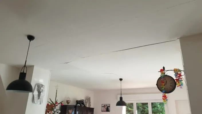 Tassement de terrain provoquant des fissures sur les fondations