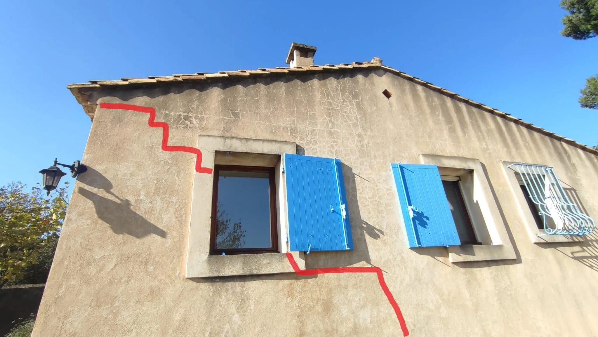 Fissure évolutive en escalier sur une maison