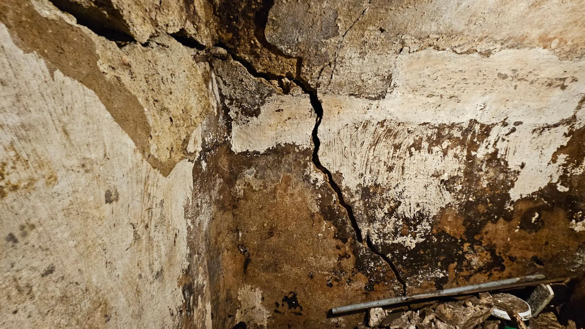 Fissure sécheresse gard sous-sol maison ancienne en pierres