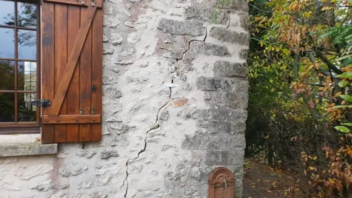 Indemnisation des fissures par assurance en cas de catastrophe naturelle secheresse fissure grave en escalier maison en pierres