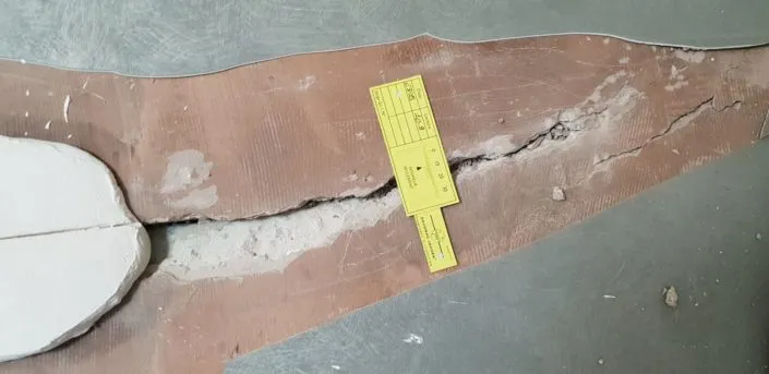 Mesure de l'évolution d'une fissure avec un fissuromètre