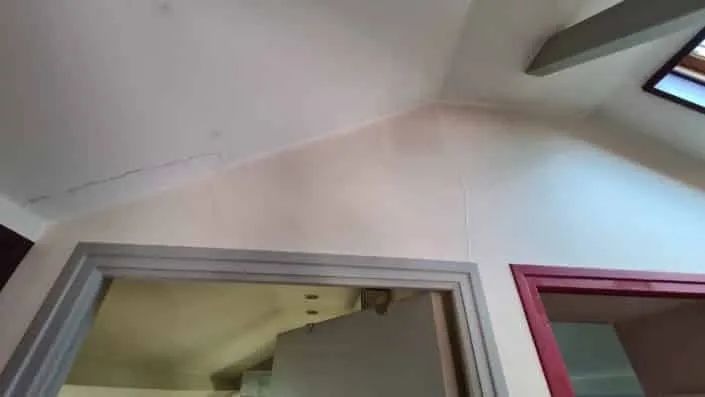 gonflement de porte en bois et apparition de fissures