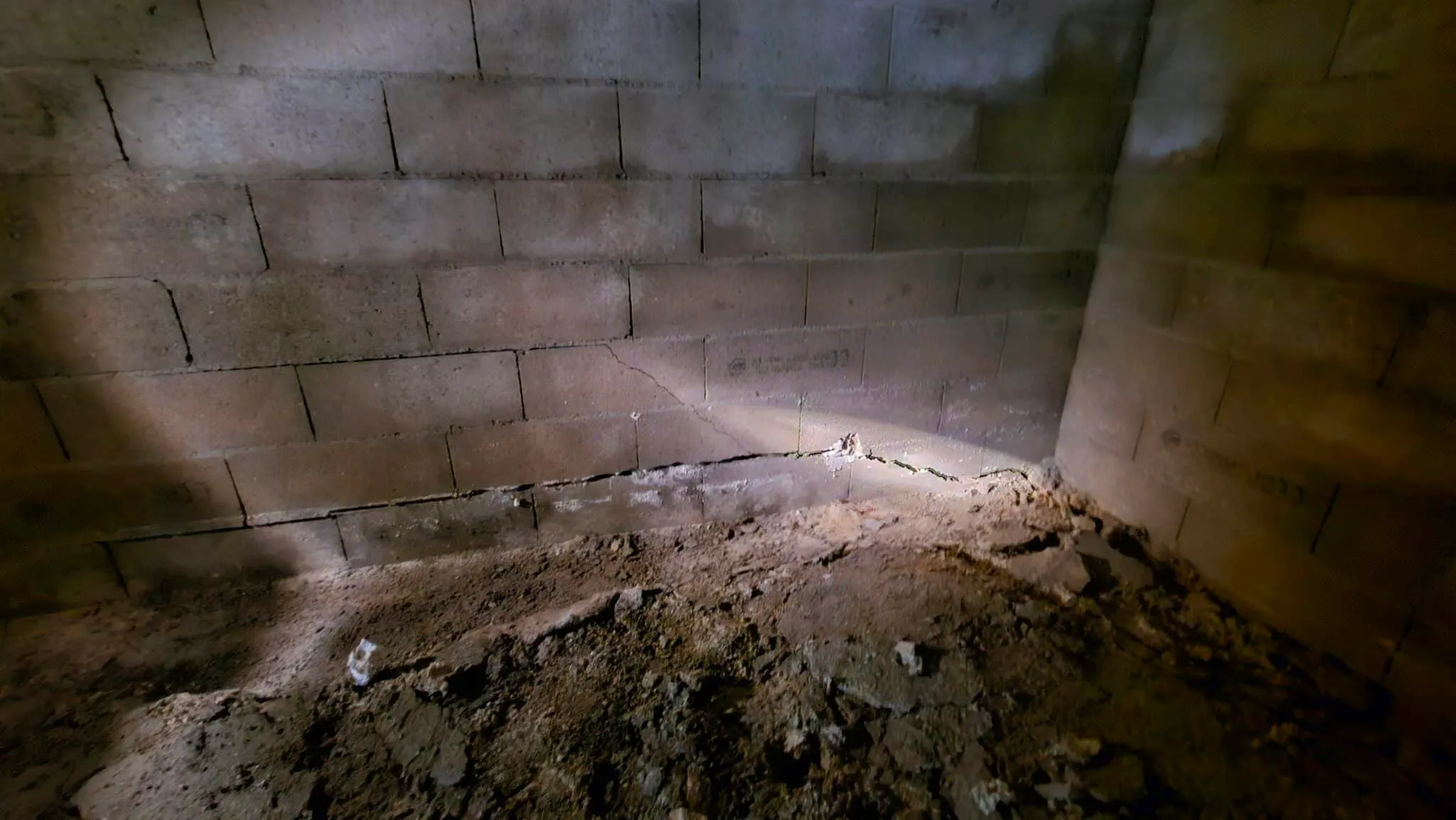 infiltration d'eau déchaussement fondation et fissure en escalier pression hydrostatique