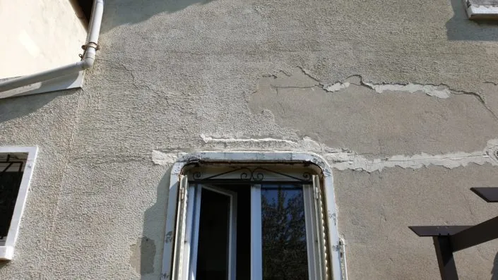 Utilisation enduit plâtre inadapté pour le rebouchage de fissures. L'essentiel est de connaître la cause pour mettre en oeuvre le bon traitement.