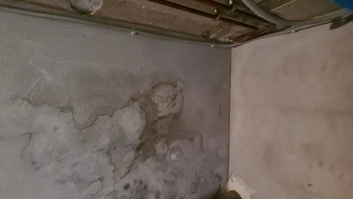 fissures Mur humide cave enduit anti-infiltration