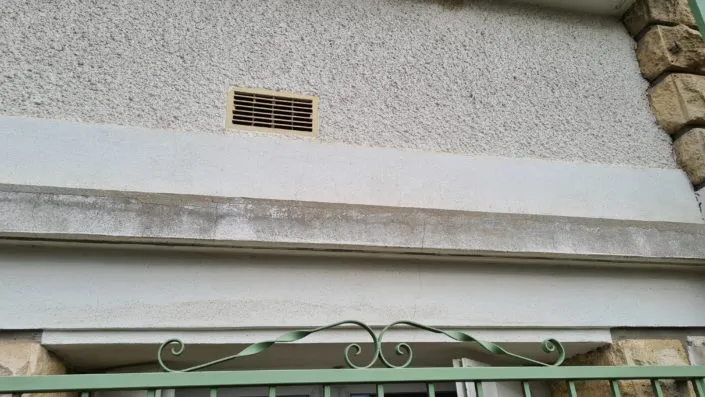 entrée d'air en partie basse et sortie d'air en partie haute des murs de façade